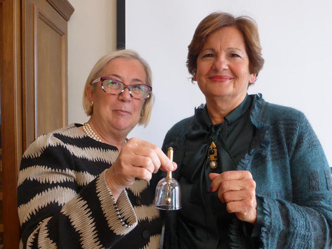 Donatella Cinelli Colombini (sinistra) con il presidente uscente di "Le Donne del Vino" Elena Martusciello