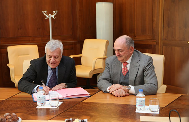 Gian Luca Galletti ministro dell'ambiente con Enrico Zoppas Presidente di San Benedetto