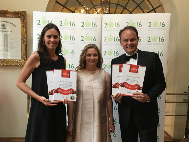 Camilla e Matteo Lunelli con la Finlandese "Sparkling wine specialist" Essi Avellan mostrano i nuovi riconoscimenti di Spumante Ferrari