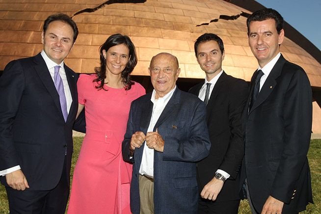 Matteo, Camilla, Alessandro e Marcello Lunelli con il Maestro Arnaldo Pomodoro davanti al carapace