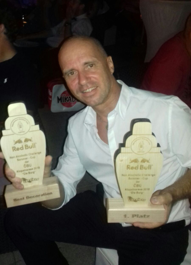 Franco Cruder CapoBarman ABI Professional con i premi vinti al Non Alcoholic Redbull Challenge Sommer Cup