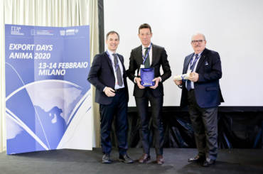 Consegna del Premio Speciale ANIMA. Da sinistra Marco Nocivelli Presidente ANIMA, Roberto Nocera Direttore Generale LSM e Bruno Fierro Vicepresidente ANIMA