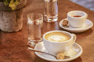 Closeup di Nescafe Dolce gusto capsule, cappuccino ghiaccio, cafe