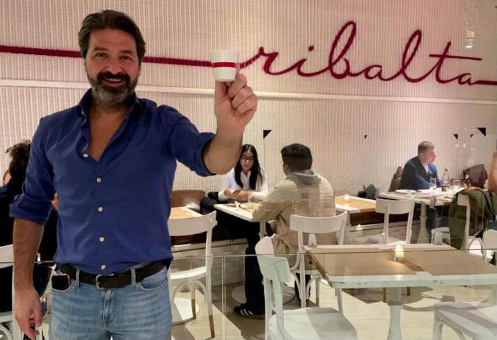 Rosario Procino, fondatore del ristorante pizzeria Ribalta di New York, dove si serve il caffè Trucillo nella tazza pennellata con il rosso del logo