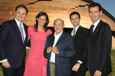 Matteo, Camilla, Alessandro e Marcello Lunelli con Arnaldo Pomodoro
