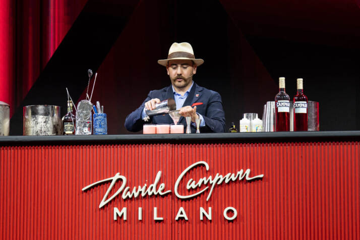 Alessandro D’Alessio durante la finale prepara il cocktail La Linea Rossa