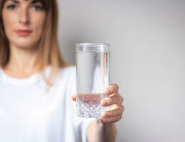 Acqua e ciclo mestruale: il ruolo chiave dell’idratazione per il benessere femminile