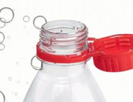 Bottiglie PET: dal 3 luglio scatta per tutti l’obbligo dei tappi attaccati alle bottiglie