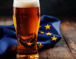 La produzione di birra dell’UE scende del 5% nel 2023 mentre quelle analcoliche crescono del 13,5%