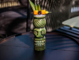 Tiki nella terrazza The Organics Skygarden: cocktail in stile polinesiano e giungla metropolitana