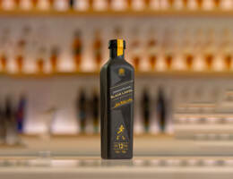 Johnnie Walker: arriva la prima bottiglia di whisky in carta da 70cl di Diageo