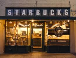 Starbucks: rallentamento vendite e nomina nuovo CEO con retribuzione super di 113 milioni $