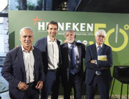 Heineken festeggia i 50 anni di produzione in Italia guardando avanti: ecco la birra del futuro